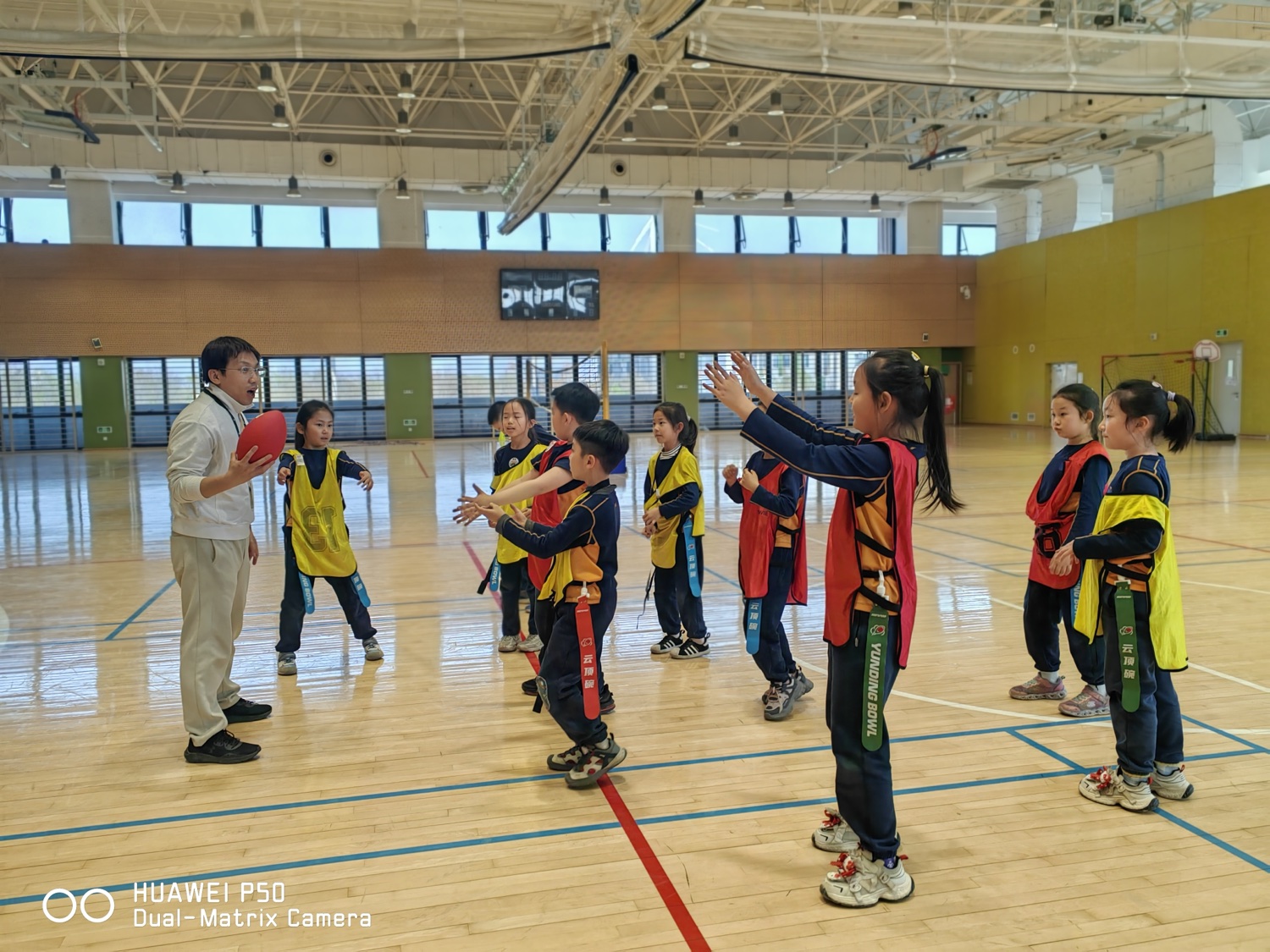 学生在室内参加腰旗橄榄球训练