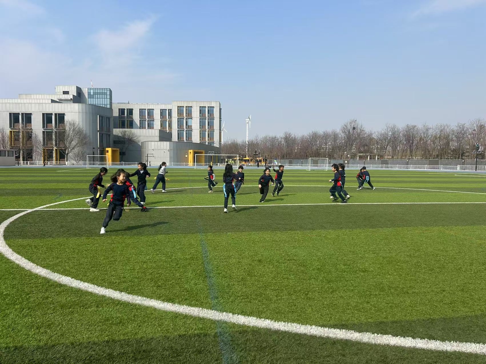 青少年学生在校园参加腰旗橄榄球训练